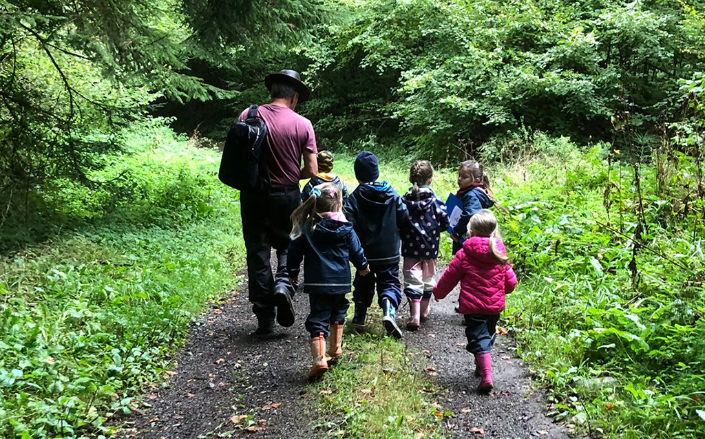 Kinder entdecken den Entdeckungspfad unter fachkundiger Leitung