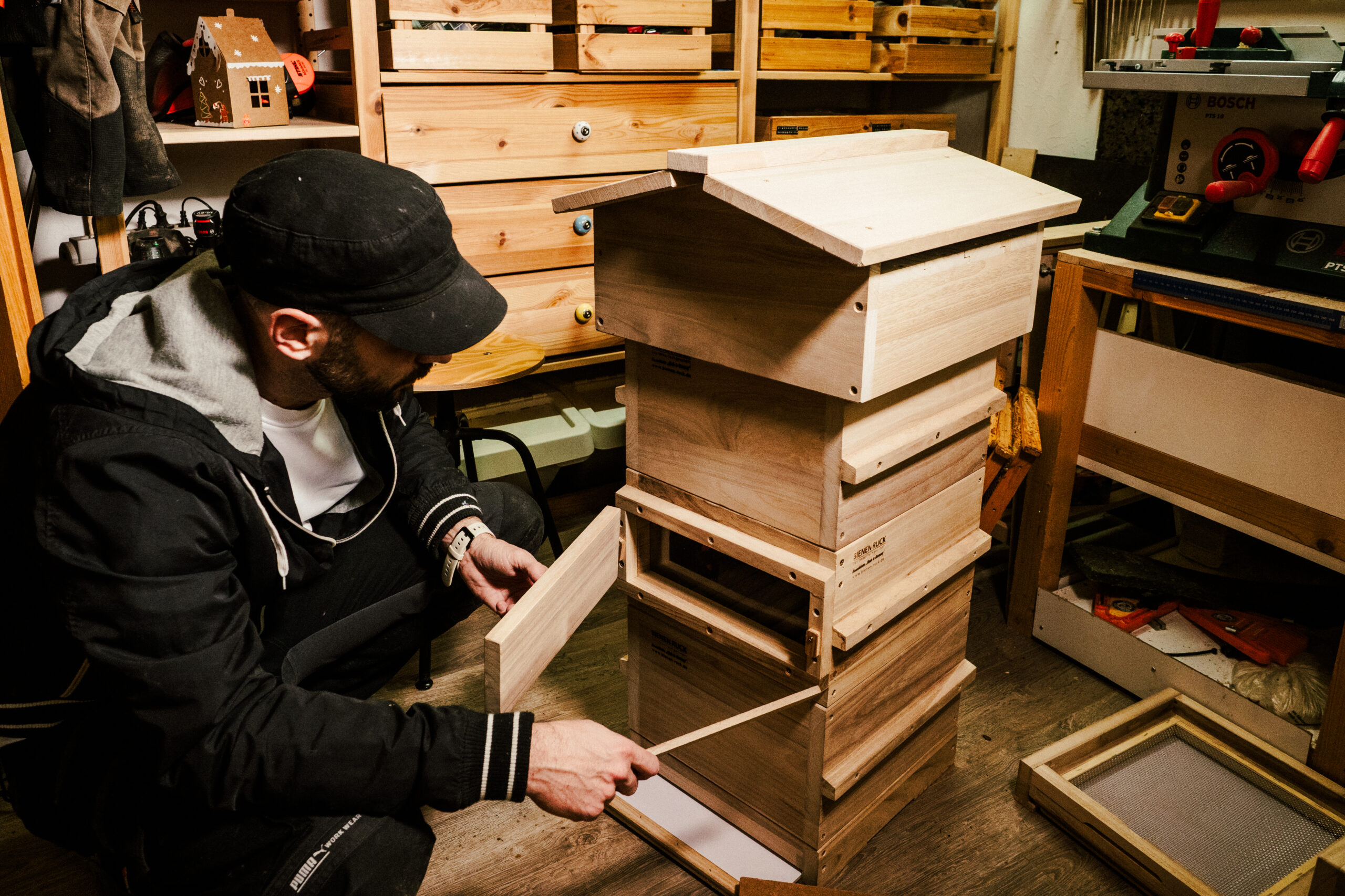 Ante mit seiner Warré Beute für Honigbienen