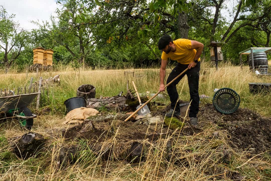 Das Sandgemisch wird im Sandarium verteilt 