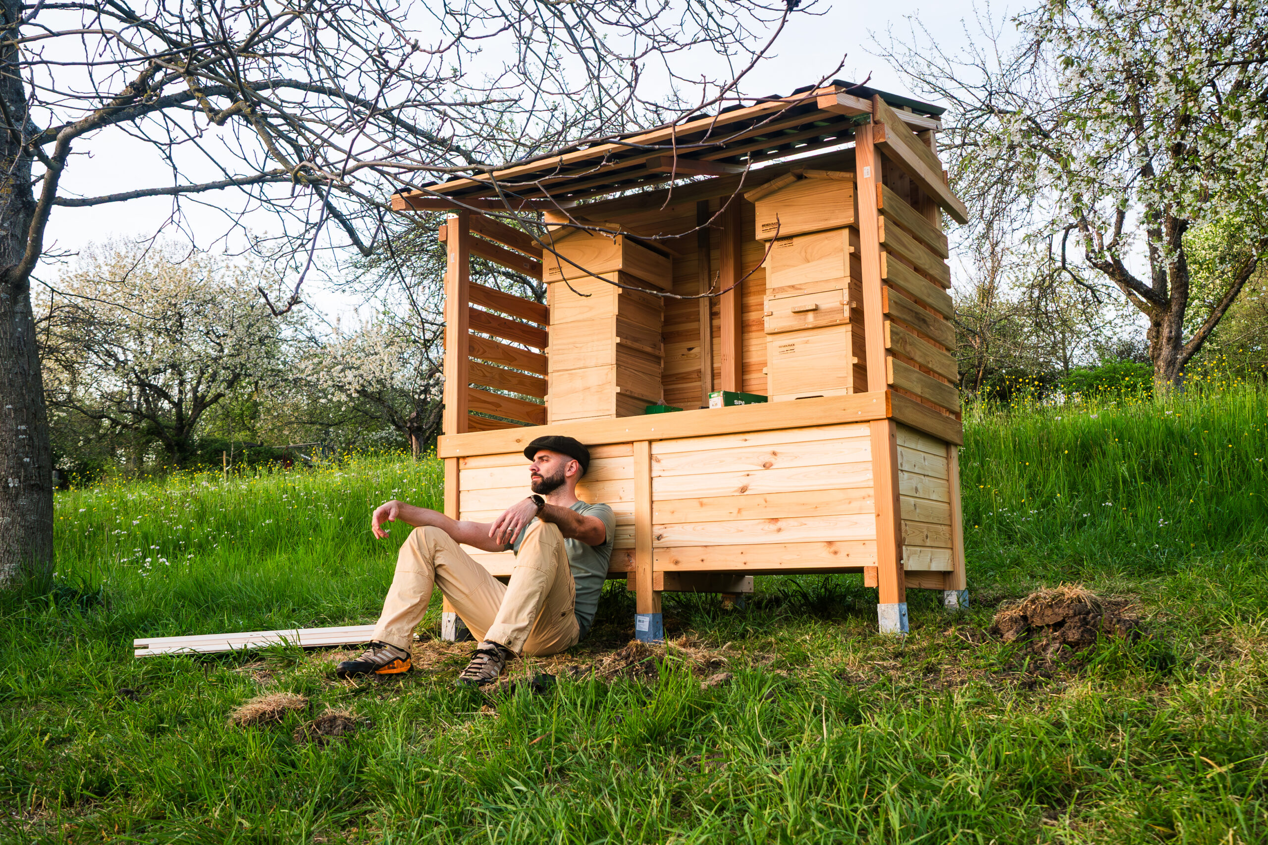 Bau des Bienenstandes in dem später Bienenkörbe untergebracht werden