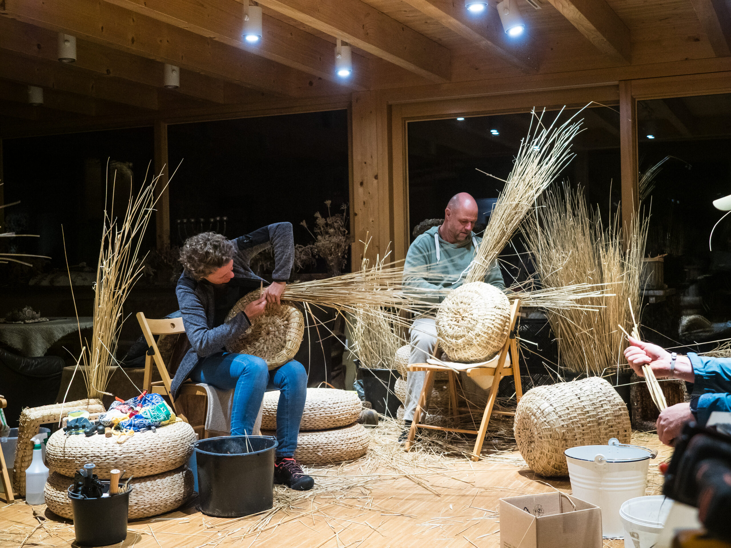 Bienenkörbe wurden bis spät in die Nacht geflochten