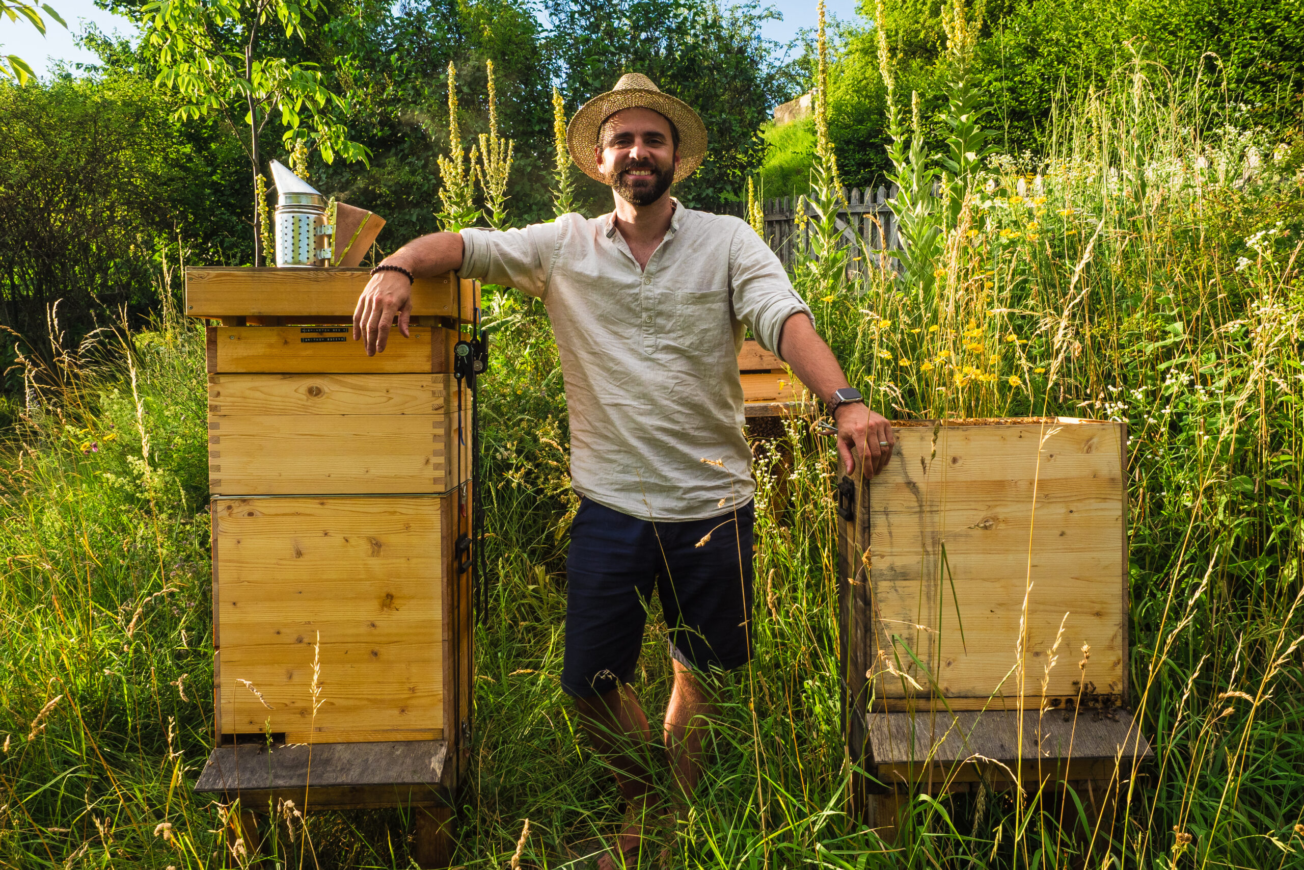  Ante vor seinen beiden Einraumbeuten in den Anfängen seiner Imkerreise