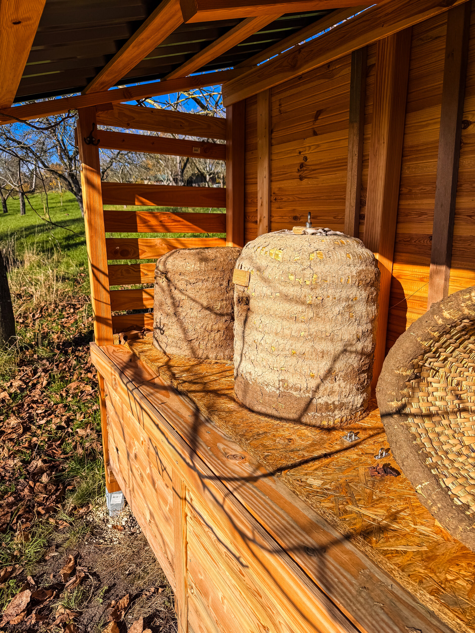 Lüneburger Stülper brauchen keine zusätzliche Isolation, da Körbe durch ihre Bauweise eine um Faktor 5 höhere Isolation haben als moderne Holzkasten-Beuten
