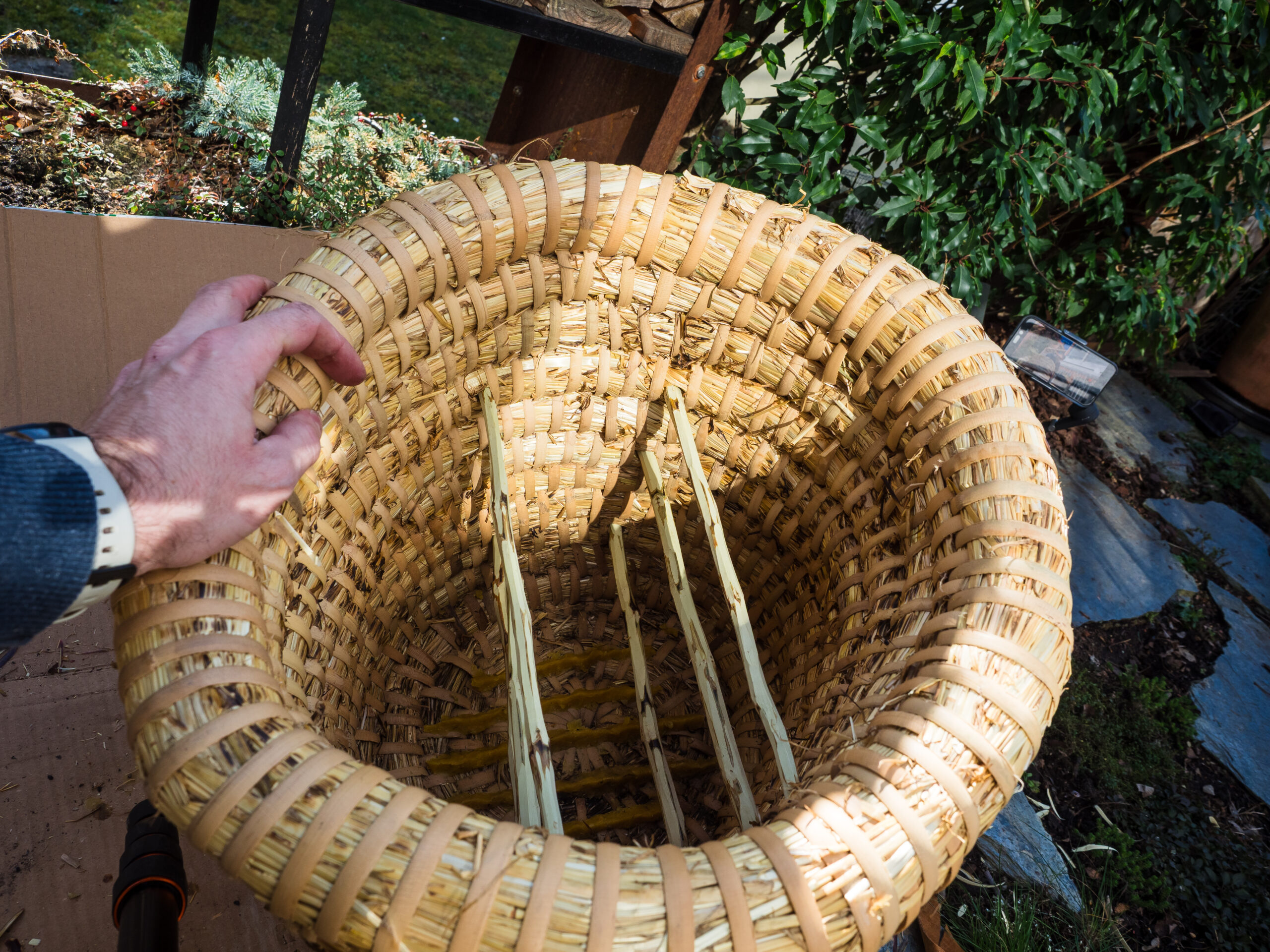 Bienenkorb Vorbereitung: Korb mit montierten Speilen und um 90° gedrehten Anfangsstreifen